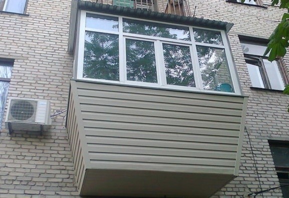 Остекление балкона с расширением по подоконнику