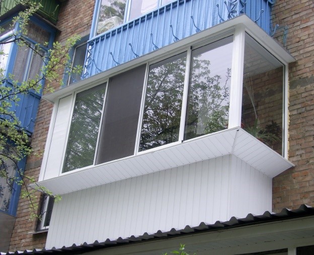 Остекление балкона с выносом на 15-30 см